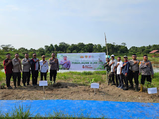 Kapolsek Sei Mandau dan Jajarannya Laksanakan Penanaman Berbagai Jenis Pohon Secara Serentak di Embung Antan Seiman Persawahan Sungai Mandau